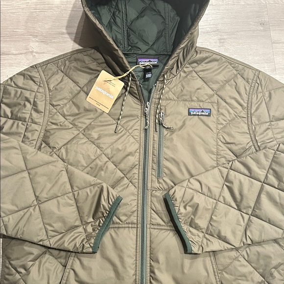 PATAGONIA | Women's Diamond Quilted Bomber Hoody - Picture 3 of 12